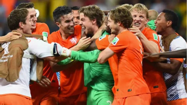 Thủ thành Krul của Hà Lan đã đẩy được hai cú penalty của Costa Rica.