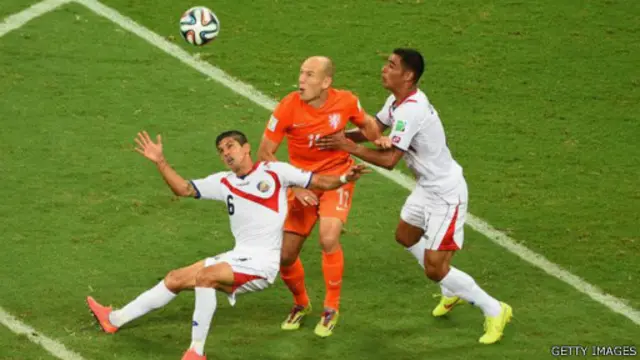 روبن، نجم هولندا، نجح كثيرا في الوصول إلى مرمي منتخب كوستاريكا رغم الحصار الشديد من جانب لاعبي الخصم.