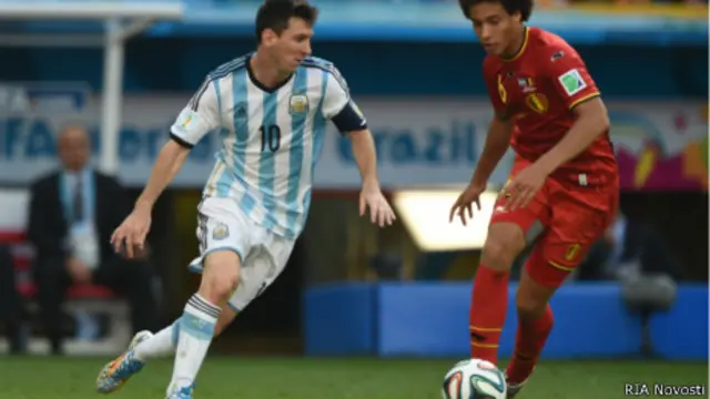 Лионель Месси (слева) и Аксель Витсель во время четвертьфинального матча ЧМ-2014 по футболу между сборными Аргентины и Бельгии 5 июля 2014 года