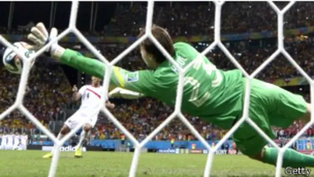 Голландский вратарь Тим Крул во время четвертьфинального матча ЧМ-2014 по футболу между сборными Нидерландов и Коста-Рики 5 июля 2014 г.