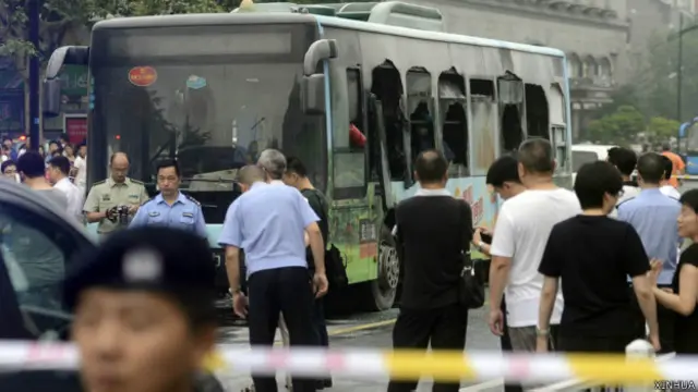 杭州警方封锁巴士燃烧事件现场调查（新华社图片5/7/2014）