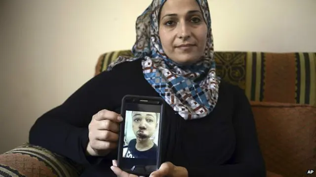 مادر طارق خضیر نتیجه حمله پلیس اسرائیل به این پسر بچه ١٥ ساله تحت بازداشت را نشان می دهد. تورم صورت او در اثر ضربات مشت و لگد پلیس اسرائیل کاملا مشخص است.