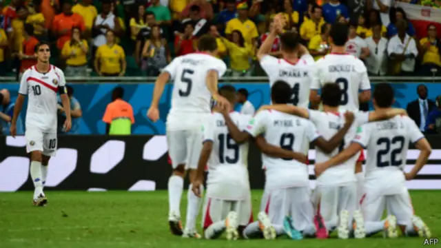 Kapten Kosta Rika, Bryan Ruiz berjalan lunglai setelah tendangannya tidak berbuah gol.