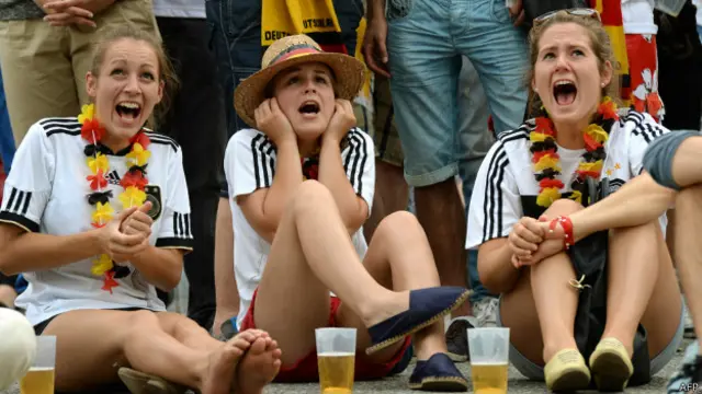 برازیل میں فٹبال دیکھنے کے دوران تو دورجام چلتے ہی رہے بعض لوگ اسی کے زیر اثر گاڑیاں چلاتے پکڑے گئے