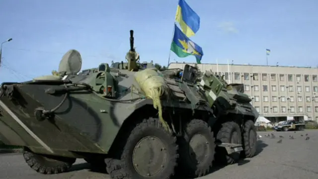 Cờ Ukraine đã được treo tại hai thị trấn ở miền đông
