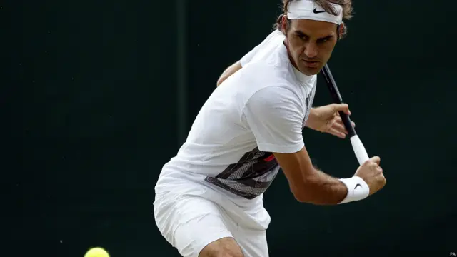 بک هند یک دست فدرر یکی از معروف‌ترین ضربات اوست، اما در عین حال در برابر توپ‌های سریع و با پیچ زیاد که به سرعت ارتفاع می‌گیرد، نقطه ضعف محسوب می‌شود