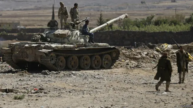 ينتشر الجيش اليمني في مواقع في المناطق المحيطة بمدينة عمران.