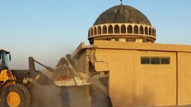 Masawiro kale ayaa muujinaya mawlaca Ahmed al-Rifai ee deegaanka Mahlabiya ee u dhow Tal Afar oo cagaf cagaf lagu burburinayo.