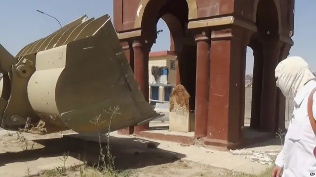 Mintidiinta ayaa isticmaalay cagaf burburinta mowlac loo yaqaan qabrigii gabdhaha ee ku yaala Mosul.