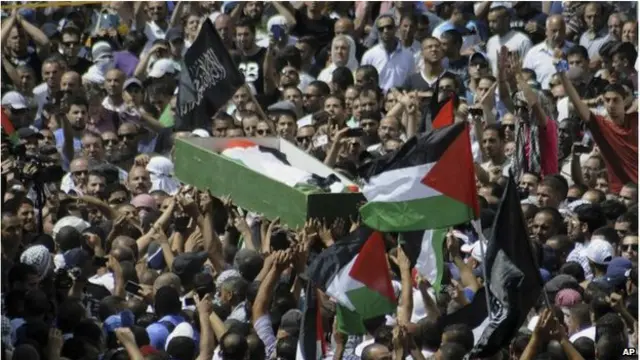 شارك الآلاف في تشييع جنازة الصبي محمد أبو خضير في القدس الشرقية الجمعة. 