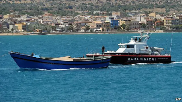 Policía remolca bote con cadáveres