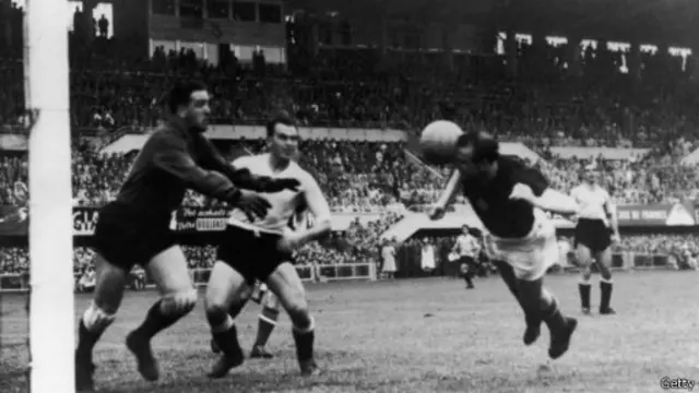Juara bertahan Uruguay akhirnya harus takluk di kaki Hungaria di semi final "dramatis" di PD 1954.
