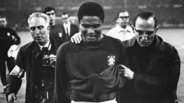 Bintang Portugal, Eusebio, tak kuasa menahan tangis usai kekalahan itu.