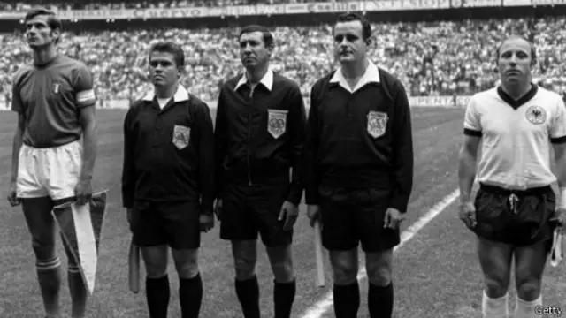 Dua kapten Uwe Seeler (kanan) dan Fachetti menjelang laga digelar di Stadion Azteca, Meksiko.