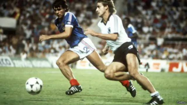 Pierre Littbarski (kanan) membuka gol awal bagi Jerman Barat atas Prancis.
