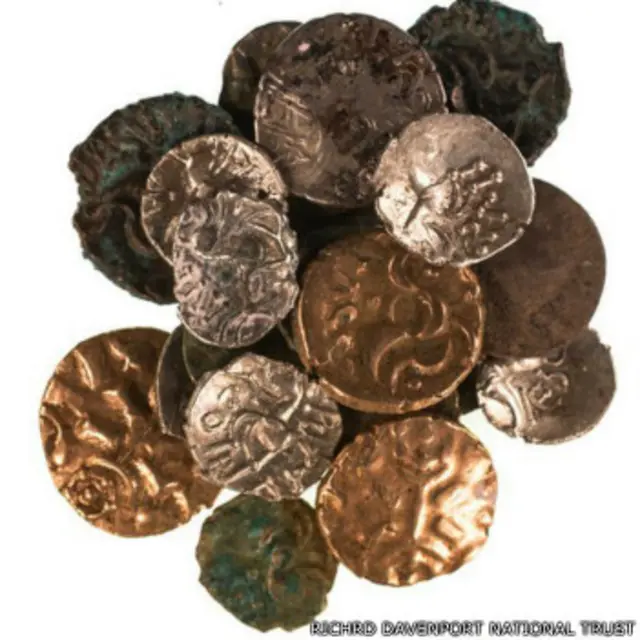 गुफा में मिले सिक्के