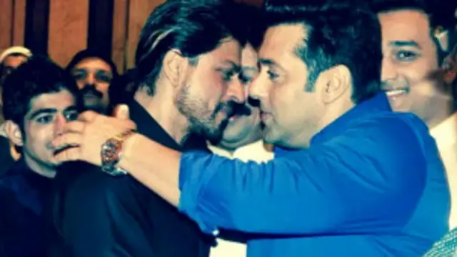 शाहरूख़ और सलमान का गले मिलना अक्सर ख़बर बनता है.
