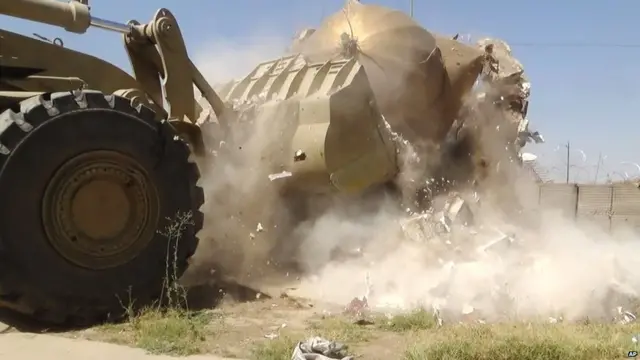 این گروه شبه نظامی سنی بر این باور است که احترام ویژه به آرامگاه ها بر خلاف تعالیم اسلام است. عکس: تخریب قبرالبنت.