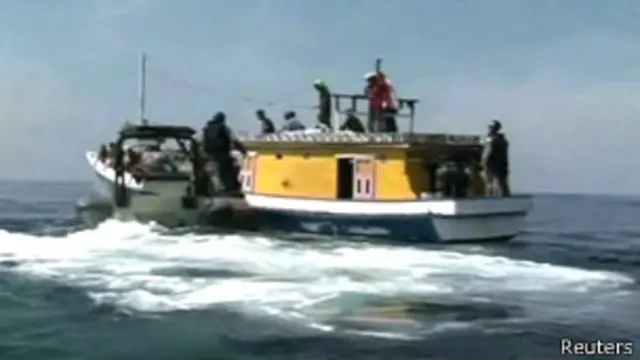 ඕස්ට්රේලියානු නාවික හමුදාව සරණාගතයන් රැගත් බෝට්ටුවක් වටලති.