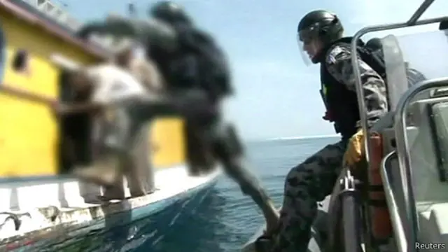 සරණාගතයන් රැගත් බෝට්ටුවක් සෝදිසි කරන ඕස්ට්රේලියානු නාවික හමුදා