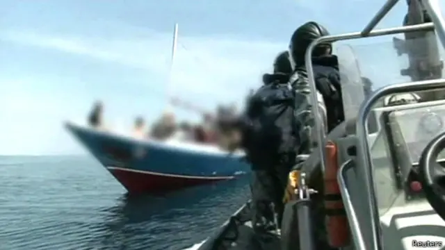 نیروی دریایی استرالیا جلوی یک قایق حامل پناهجویان را گرفته است