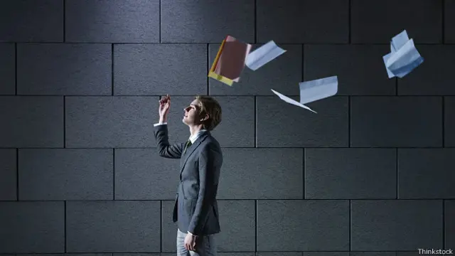 Уволившийся бросает в воздух деловые бумаги