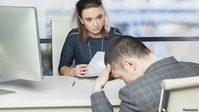 Кадровик беседует с расстроенным сотрудником