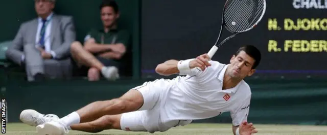 Djokovic trong séc thứ hai đã bị ngã ở gần cuối sân và cần hỗ trợ y tế