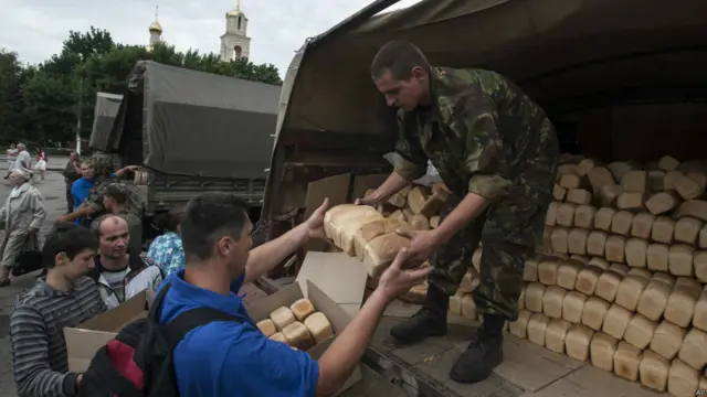 Хлеб жителям Славянска раздают перед зданием городской администрации.