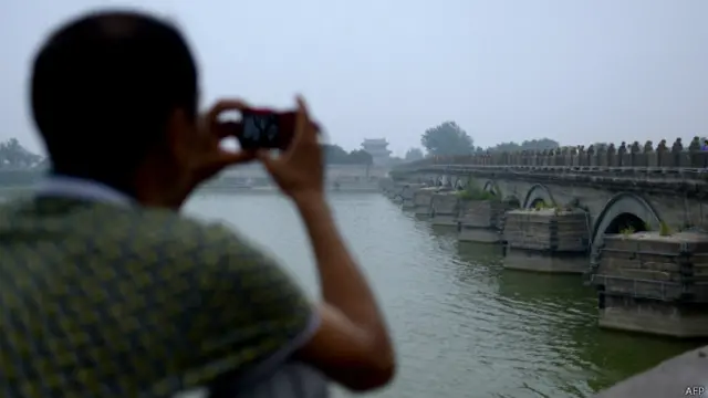 一名男遊客在北京盧溝橋拍照（7/7/2014）