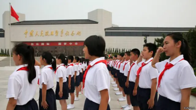 北京七七事變77週年紀念儀式上少先隊員在集體宣誓（新華社圖片7/7/2014）