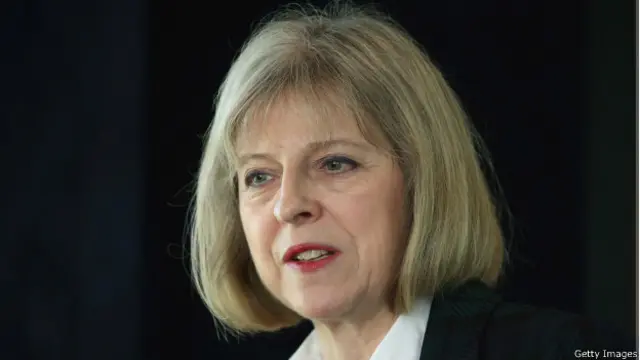 Министр внутренних дел Великобритании Тереза Мей должна в понедельник выступить перед парламентом и объявить о начале общественных слушаний по поводу замалчивания обвинений в педофилии, сделанных в 80-х годах против высокопоставленных фигур в правительстве и государственном аппарате. На прошлой неделе член парламента от оппозиционной партии лейбористов Саймон Данчук призвал своего коллегу от партии консерваторов Леона Бриттана честно рассказать, что тому известно о судьбе досье против педофилов. По словам Данчука, Бриттан получил эти документы, когда был министром внутренних дел в 1980-х. Данчук также заявил, что документы были переданы Бриттану ныне покойным парламентарием Джеффри Диккенсом. Сын Диккенса утверждает, что в этих документах содержалась настоящая "бомба" против политического истэблишмента того времени. Куда пропали документы? Британ подтвердил, что получил от Диккенса "пухлую папку с бумагами", и, вместо того, чтобы читать их самому, отправил досье, сотрудникам министерства внутренних дел, велев изучить его и доложить, требует ли эта информация дальнейших действий. Инвентаризация архива Министерства внутренних дел в 2013 году обнаружила 527 документов из досье Диккенса, тогда как еще114 либо пропали, либо были уничтожены, либо их просто не смогли найти. Вроде бы в пропавших документах также содержалась информация о группе под названием Paedofile Information Exchange. Эта организация, вроде бы, пыталась узаконить половые отношения между взрослыми и детьми. В 80-х пресса писала, что часть обвинений в педофилии касается высокопоставленного госслужащего, а другая - человека, работавшего в Букингемском дворце, официальной резиденции королевы в Лондоне. Кроме того, в 1983 году в интервью таблоиду Daily Express, Диккенс говорил, что у него есть информация на еще 8 "по настоящему важных фигур, хорошо известных общественности". Почему досье Диккенса не был дан ход? Бывший член кабинета Магргарет Тэтчер, лорд Теббит сказал в интервью Би-би-си, что в те времена существовала "почти бессознательная" тенденции "оберегать структуру власти во что бы то ни стало". "И если что-то шло не так, гораздо важнее было уберечь властные структуры от скандала, нежели детально разбираться в обвинениях. И это было ошибкой". Лорд Теббит надеется, что нынешнее расследование, какую бы форму оно не приняло, быстро разберется с пропавшими документами и также быстро и честно доложит обо всем правительству. Расследование или следствие? Следует подчеркнуть, что обвинения против министерства внутренних дел касаются именно судьбы пропавших документов. Оппозиция требует проведения широкомасштабных общественных слушаний под председательством судьи, правительство настаивает на том, чтобы дать полиции возможность спокойно работать. При этом премьер-министр Великобритании Дэвид Камерон уже заявил, что тоже хотел бы узнать, что же приключилось с пропавшими документами. Однако он считает, что, поскольку обвинения в досье Диккенса касались конкретных людей, то и заниматься ими должна полиция, а не политики. Собственно говоря, споры идет вокруг того, будут ли свидетели на предстоящем расследовании давать показания под присягой, или нет. Политические споры Консерваторы в массе своей считают, что следствия будет достаточно. Их партнеры по правящей коалиции, либеральные демократы, устами своего лидера, Ника Клегга, высказались несколько амбивалентно: "Мы не против ни одного из вариантов. главное, чтобы правда вышла наружу, и справедливость восторжествовала". Теневой министр внутренних дел от партии лейбористов Иветт Купер считает, что главное - провести "широкомасштабное расследования" деятельности министерства внутренних дел в 80-х, а также полностью пересмотреть государственную политику в борьбе против насилия над детьми. Большинство общественных организаций, оказавшихся вовлеченными в эти дебаты, хотят получить ответ на тот же вопрос: почему пропала часть документов из досье Диккенса? Пока что наиболее популярным является мнение, что ответы на этот вопрос могут дать только открытые слушания под председательством судьи и под присягой. Чем занимается полиция? Полиция отказалась официально комментировать пропавшее досье. При этом стражи порядка сообщили, что "расследуют эти обвинения" в рамках операции "Fairbank", начатой в 2012 году. В ней расследуются обвинения выдвинутые членом парламента, лейбористом Томом Уотсоном. Он утверждает, что при "прошлом премьер-министре" существовали связи между группой педофилов и парламентом. Другая полицейская операция, под названием "Fernbridge" расследует обвинения в сексуальных надругательствах над детьми, которые происходили в конце 1970-х и в 1980-х годах в приюте Elm House на юго-западе Лондона. Якобы в приюте устраивались "вечеринки", в которых принимали участие парламентарии и другие члены британского истэблишмента. Полиция Манчестера расследует обвинения в растлении малолетних, выдвинутые против, ныне покойного члена парламента Сирила Смита. Частью этого расследование является обвинение тогдашних властей Манчестера в попытке покрыть и эти преступления.