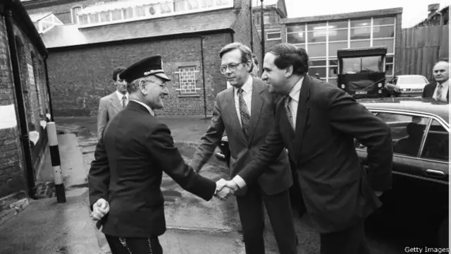 Леон Бриттен, министр внутренних дел, посещает тюрьму в 1984 г.