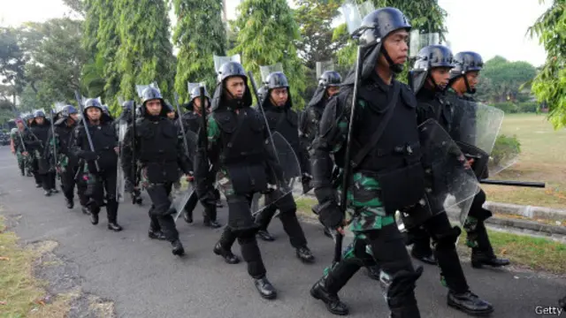 TNI dan polisi menggelar persiapan pengamanan pemilu di Denpasar, Bali, Senin (07/07).