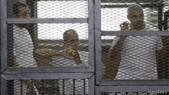 အယ်လ်ဂျာဇီးယား သတင်းသမား ၃ ဦးကို ကိုင်ရိုမြို့မှာ ရုံးထုတ်ခဲ့စဉ်။