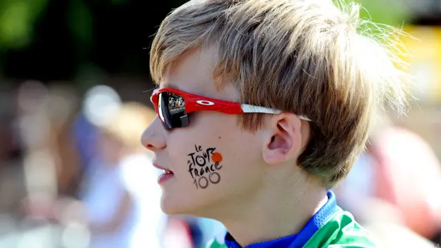 一名少年在脸上画上环法自行车大赛的标志。
