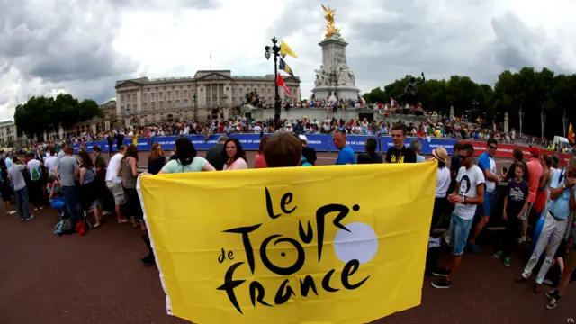 在白金汉宫门前官场聚集的人群，这里将是本届环法自行车大赛英国站的终点。