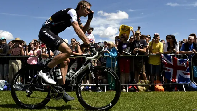 42岁的德国自行车老将沃伊特在剑桥出发前练车。