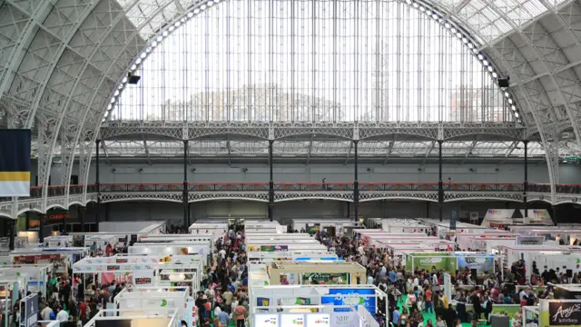 素食节展会（Vdelicious）昨日于伦敦会展中心之一Kensington Olympia举行，吸引了众多食素者和追求健康饮食的人们。（供图供稿：Xixi Zheng）