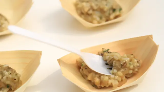 虽说是展会，可那更像是互动的美食街。商家们提供了许多美食让来访客人免费试用。