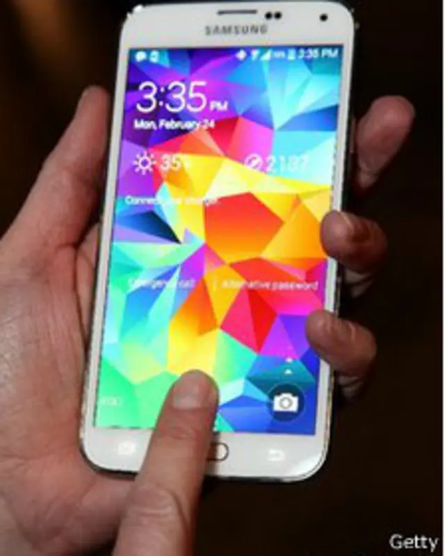 Los teléfonos móviles están entre los dispositivos sujetos a revisión.