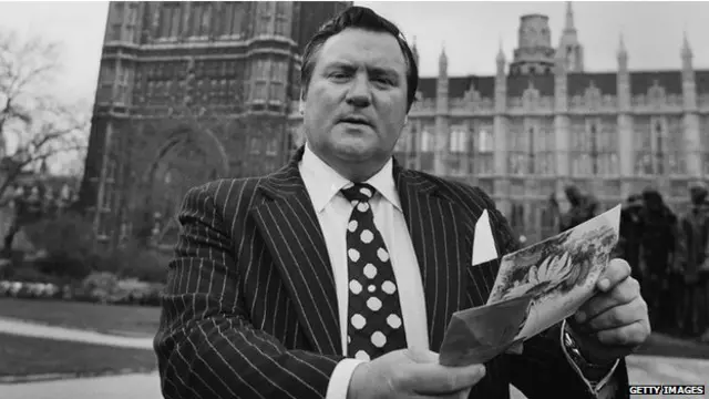 Geoffrey Dickens fue un boxeador que terminó siendo parlamentario que luchó incansablemente contra la pedofilia y la pornografía infantil. 