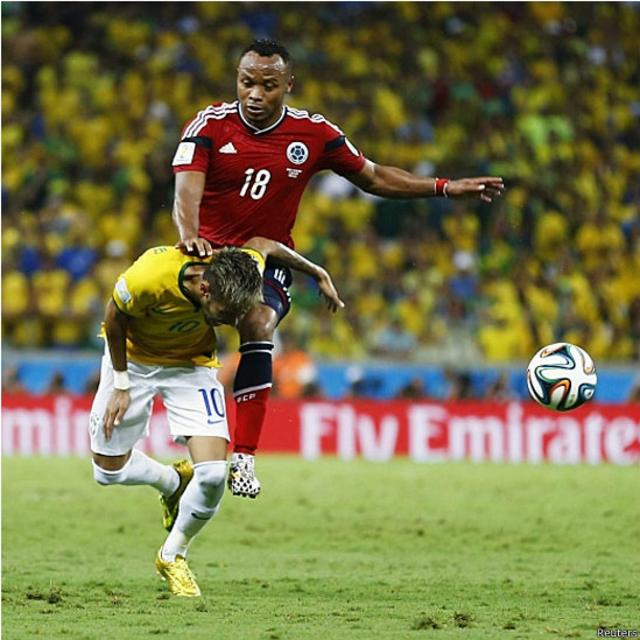 Nas quartas de final, em um lance dramático Neymar é contundido e fica fora do resto da Copa. No jogo entre Brasil e Colômbia, em Fortaleza, o colombiano Zuniga não foi punido e a partida seguiu normalmente. (Foto: Reuters) 