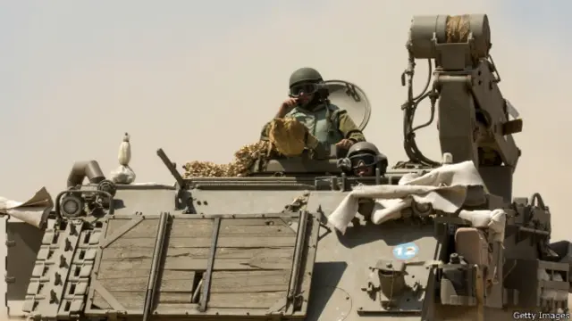 Израильские солдаты занимают позиции на границе с сектором Газа