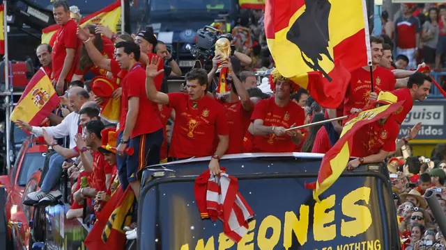 چار سال قبل جب سپین کی ٹیم جنوبی افریقہ میں ورلڈ کپ جیت کر وطن لوٹی تھی تو سماں کچھ اور تھا۔