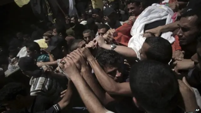 شيعت جنازة اثنين من المسلحين في مخيم البريج