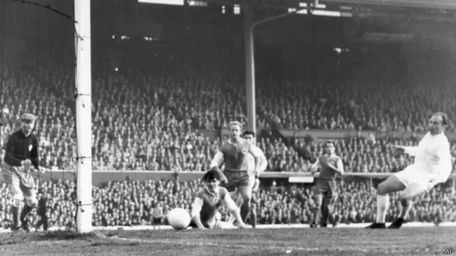 Di Stéfano em lance de jogo do Real Madrid