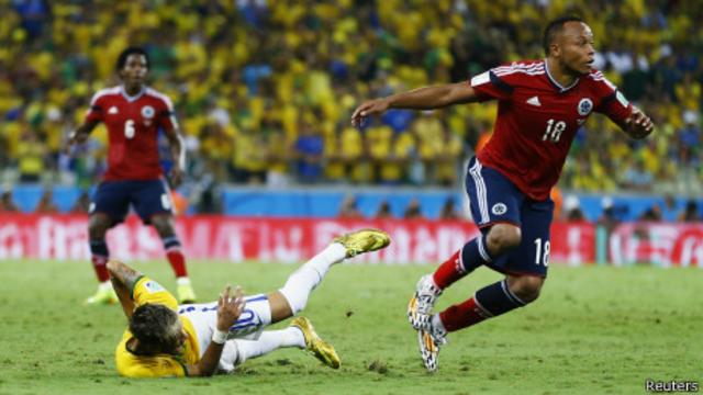 Neymar cai após entrada de Zúñiga | Crédito: Reuters