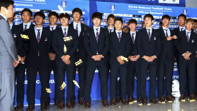 البتہ جنوبی کوریا کے کھلاڑیوں کا استقبال کچھ زیادہ گرم جوشی سے نہیں کیا گیا اور انھیں سیول کے ہوائی اڈے پر ٹافیاں ماری گئیں۔ وہ برازیل میں کوئی میچ بھی جیت نہیں سکے۔ 