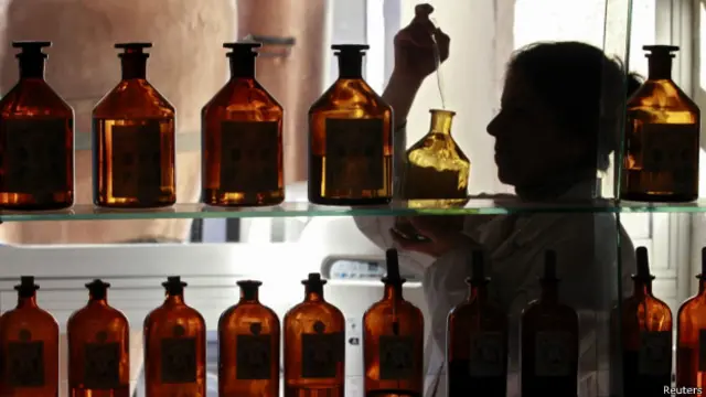 पर्फ्यूम की बोतल टेस्ट करती महिला वैज्ञानिक